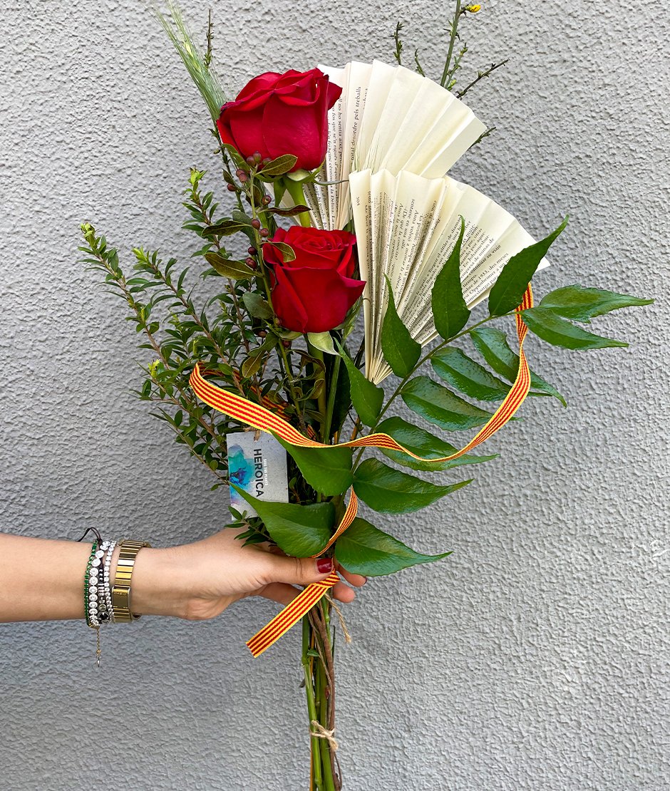 Ramo dos rosas con adorno hojas de libro Ramo dos rosas con adorno hojas de libro